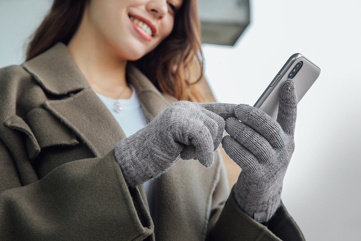 Best Touchscreen Gloves For Smartphone Lovers