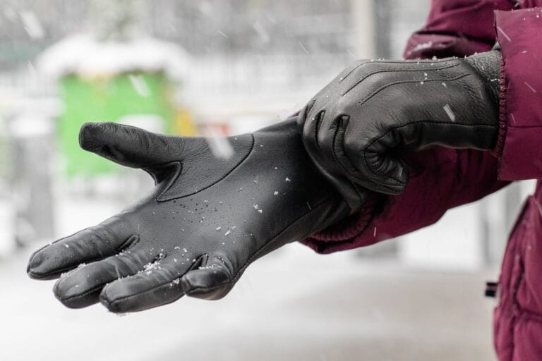 Best Touchscreen Gloves For Smartphone Lovers